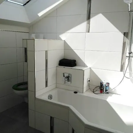 アパート Komplette Dachwohnung Mit Balkon Und Bergblick ゾントホーフェン