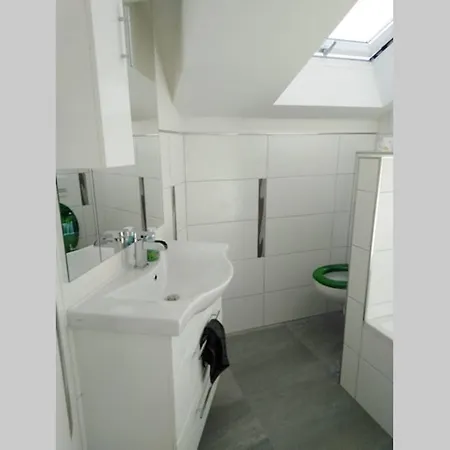 Komplette Dachwohnung Mit Balkon Und Bergblick Зонтхофен